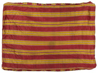 null Dessus de lit dans une imberline (lin et soie), XVIIIème siècle, fond rouge,...