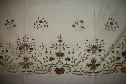 null Bas de robe en cambrasine ou crewel work, XVIIIème siècle, coton blanc brodé...