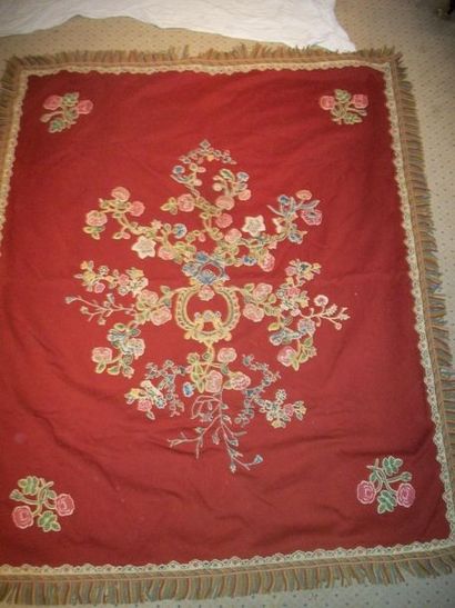 null Tapis de table, époque Napoléon III, feutre rouge, décor en application de broderie...