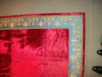 null Tapis de table, vers 1900, velours taule rouge, bordure en satin bleu, décor...