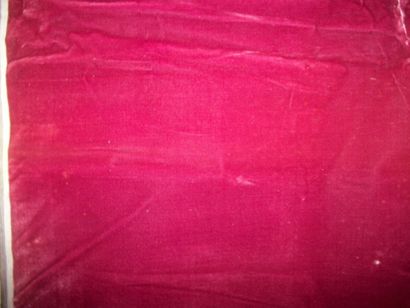 null Métrage of red silk velvet, with bells (marks). Métrage : 21, 79 m in 0, 48...