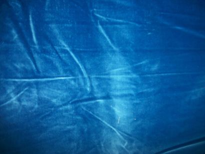 null Royal blue velvet film. Métrage : 20, 13 m in 0, 46 m wide