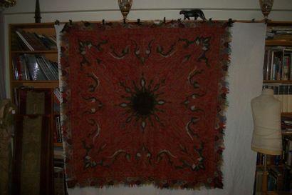 null Châle carré ou Moon Shawl, Inde, vers 1850, fond rouge, décor espouliné cachemire,...