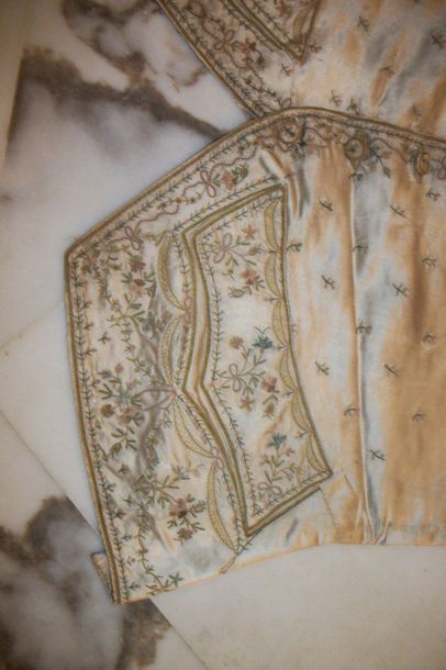 null Deux pans d’un gilet, époque Louis XVI, satin crème brodé au point de Beauvais,...