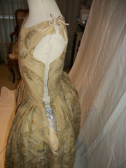 null Curious dress, mid XVIIIth century, bustier, pleated at the waist, sleeveless,...