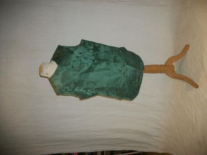 null Manteau d’intérieur et gilet, époque Louis XV, damas vert bouteille, décor de...
