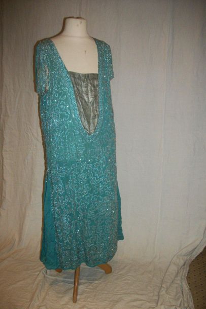 null Robe Charleston, circa 1920, crêpe bleu turquoise brodé en perles de verre argent...