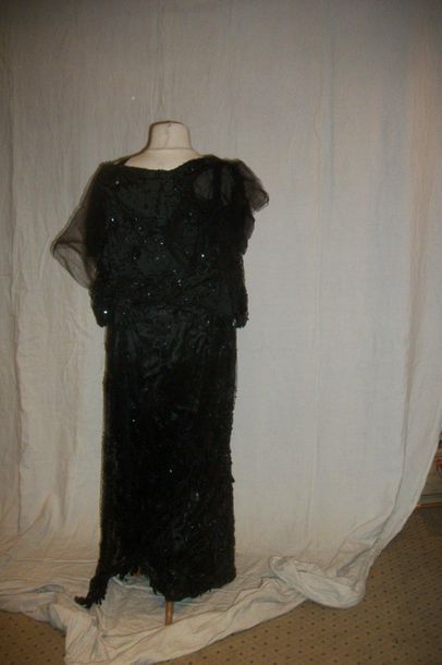 null Robe, circa 1930, tulle noir brodé de paillerons, sous robe en satin noir (usures...