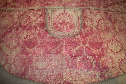 null Chape en brocatelle tissé usé, style du XVIème siècle, fond satin rouge, décor...