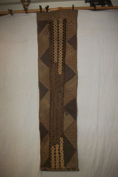 null Surpagne, Congo, raffia weave with diamond patterns, decorated on the centre...