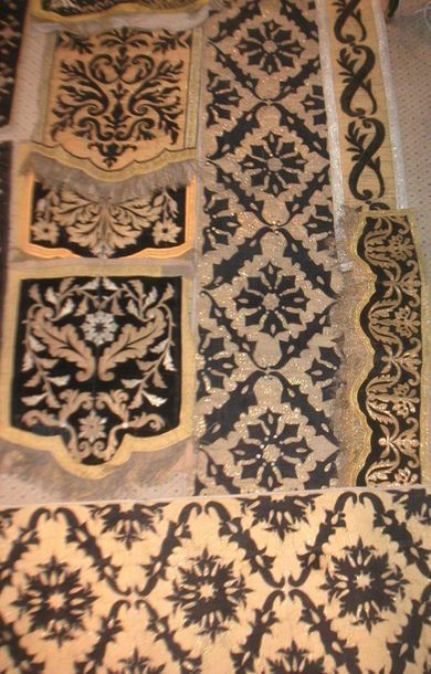 null Trois cantonnières en tapisserie, laine et soie, Aubusson, circa 1900, style...