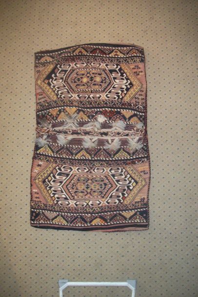 null Sac à sel dans un kilim Soumak, fond noir décor d’un médaillon dans des palmes...