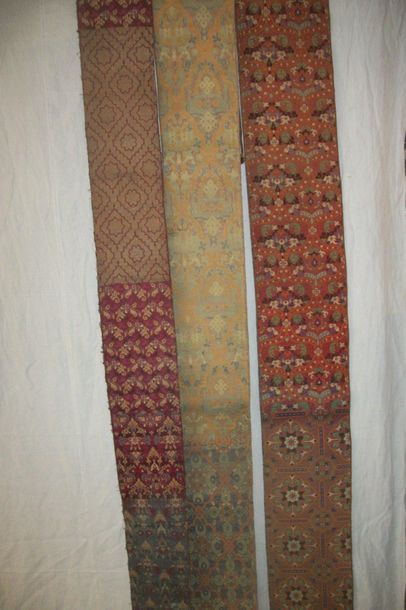 null Trois ceintures, Maroc, Fès, début XXème siècle, brocatelle, fond jaune, rouge...