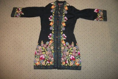 null Manteau, jupe et étole en pashmina noir, brodé polychrome de fleurs et application...