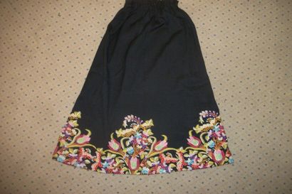 null Coat, skirt and stole in black pashmina, polychrome embroidered with flowers...