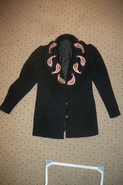 null Jacket in black woollen sheet, shawl collar embroidered with red and gold cashmere...