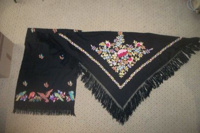 null Black pashmina shawl, India, polychrome embroidered in chain stitch of a sheaf...