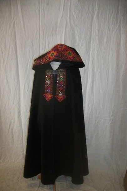 null Cape en drap de laine noir, plastron et chaperon ornés de broderie Afghane ou...