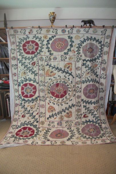 null Susani embroidery hanging, Uzbekistan, end XIX beginning XXth century, cream...