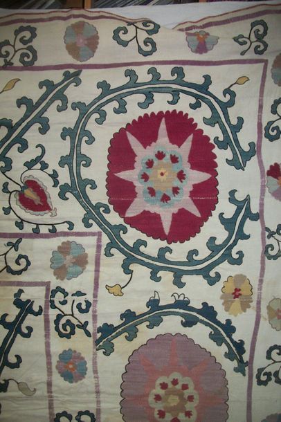 null Susani embroidery hanging, Uzbekistan, end XIX beginning XXth century, cream...