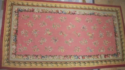 null 
Petit tapis au point plat, de style Louis XVI, Braquenié, Aubusson, XXe siècle

90...