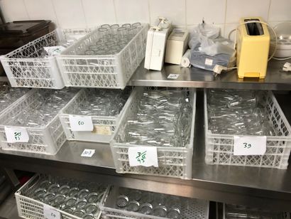 null Important batch of baskets with part of glass services (flutes, water glass,...