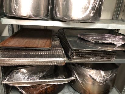 null 2 metal shelves with its contents:

A lot of gastro trays, grills, pots, skimmers,...