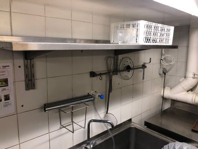 null Stainless steel table and 2 stainless steel shelves