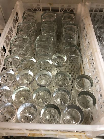 null Important batch of baskets with part of glass services (flutes, water glass,...