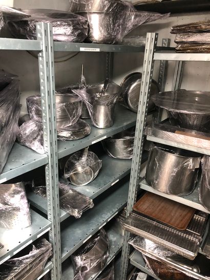 null 2 metal shelves with its contents:

A lot of gastro trays, grills, pots, skimmers,...