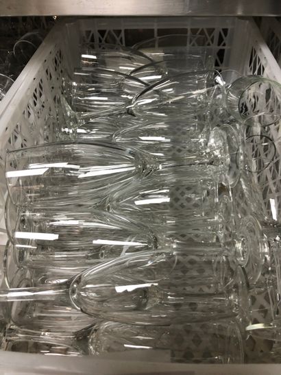 null Important batch of baskets with part of glass services (flutes, water glass,...