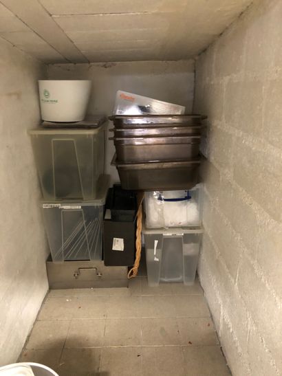 null Lot including:

Set of plastic bins, gastro bins, metal plate, blue metal shelf,...