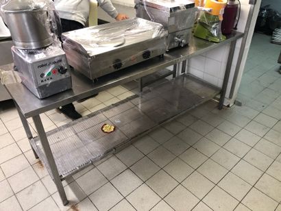 null 2 stainless steel tables with 2 trays