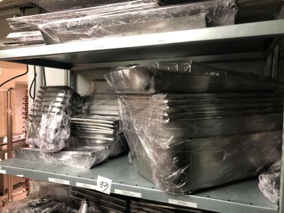 null 2 metal shelves with its contents:

A lot of gastro trays, grills, pots, skimmers,...