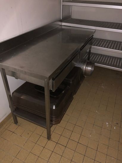 null 4 food shelves, 2 tray racks, Stainless steel table with 2 drawers