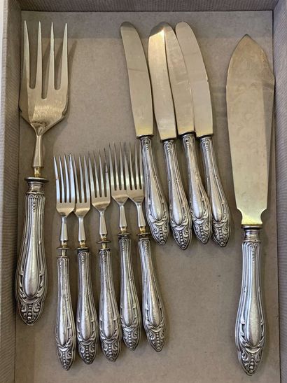 null 
Silver SERVICE part (800‰) with garland patterned stuffed sleeves, metal blades,...