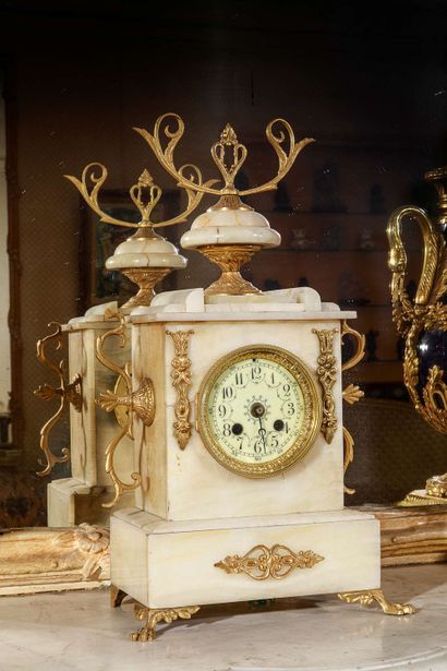 null Pendulum "terminal" clock in light marble, the dial is round and white enamelled.

Height...