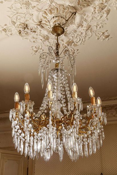 null Important lustre en métal doré et pampilles de verre

Style Louis XV