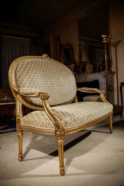 null Carved and gilded wood lounge with interlacing decoration of acanthus leaves,...