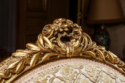 null Carved and gilded wood lounge with interlacing decoration of acanthus leaves,...