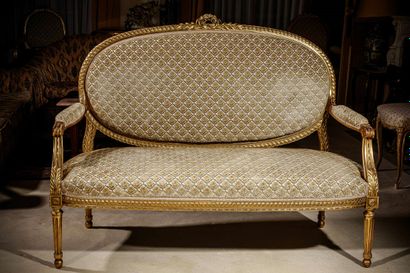 null Carved and gilded wood lounge with interlacing decoration of acanthus leaves,...