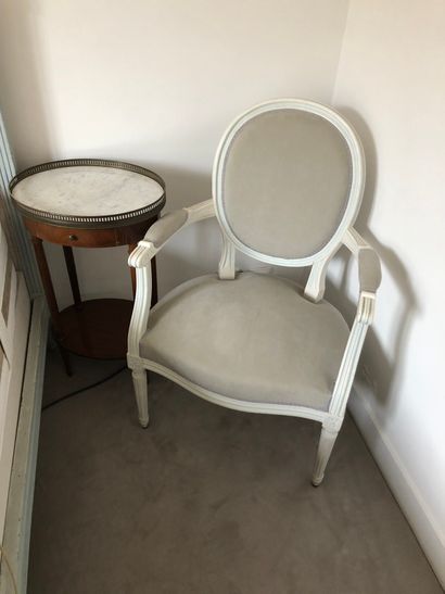 null Paire de fauteuils en bois laqué blanc, dossier médaillon, tissu gris

Style...