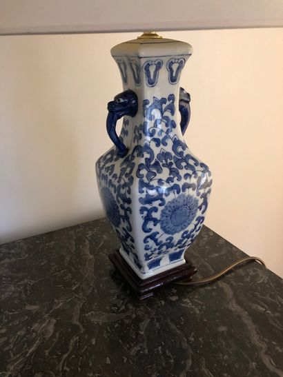 null Vase en porcelaine bleue de Chine

Monté en lampe