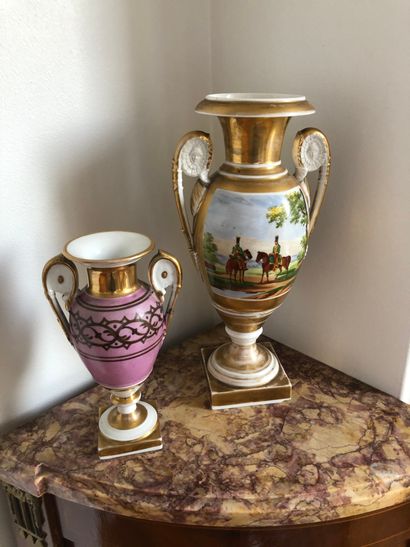 null Vase à 2 anses en porcelaine à décor polychrome dans des cartouches. Haut 30cm

On...