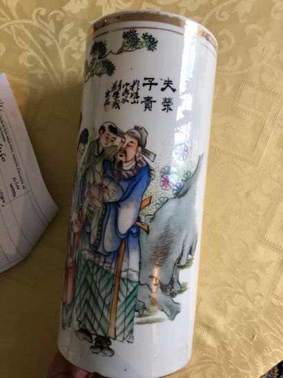 null Vase rouleau en porcelaine à fond blanc et décor polychrome de personnage

Chine...