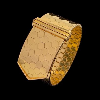 null BRACELET MANCHETTE souple " ceinture " en or jaune (750‰) à maille " nid d'abeille...