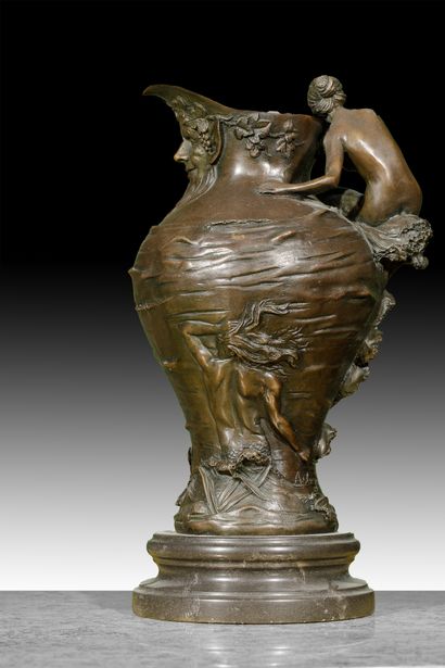 null Alexandre CLERGET (1856 - 1931)

Pichet en bronze à patine brune nuancée. Décor...