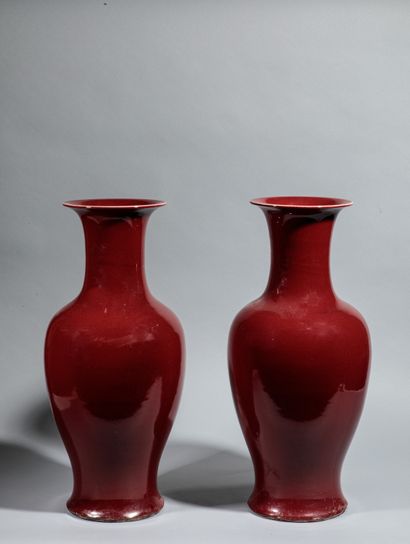 null Paire de vases de forme balustre en porcelaine rouge " sang de bœuf "

Chine...