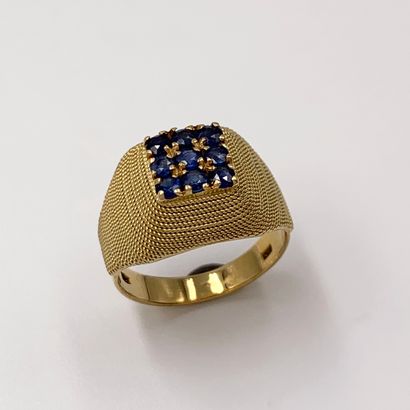 L'écrin de Roman de Tirtoff dit ERTE BAGUE chevalière en or jaune (750‰) finement...