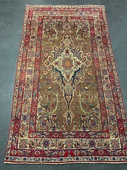 null Exceptional, fine and very old Kirman Laver (Persia) circa 1860. 

Collector's...